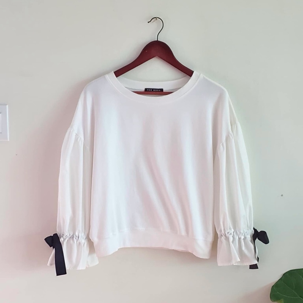 Few Moda New York White Pullover Sweatshirt Tie Sleeves